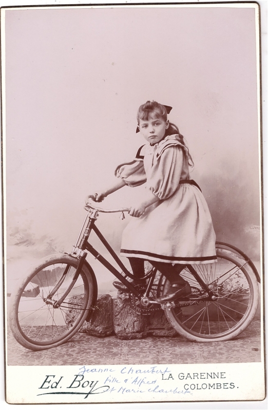 Jeanne Chaubert sur sa bicyclette