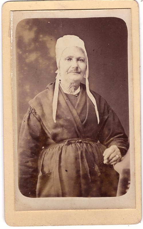 Femme coiffée d'un bonnet dont elle n'a pas noué les attaches