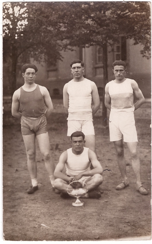 Quatre athlètes posant avec leur trophée