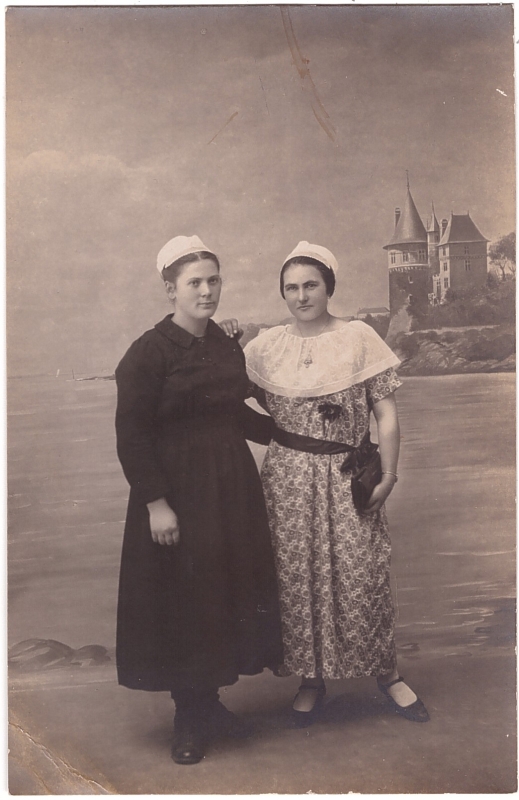 Deux femmes posant en atelier
