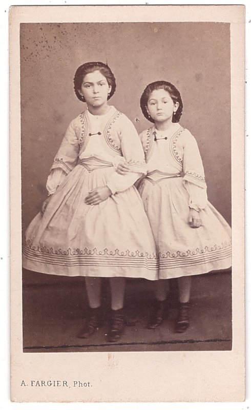 Deux soeurs qui portent la même robe