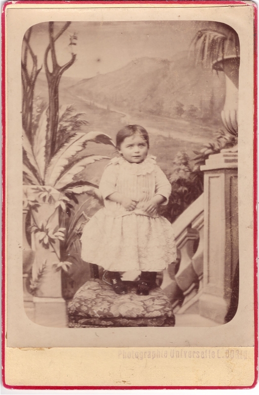 Petite fille posant devant une toile peinte