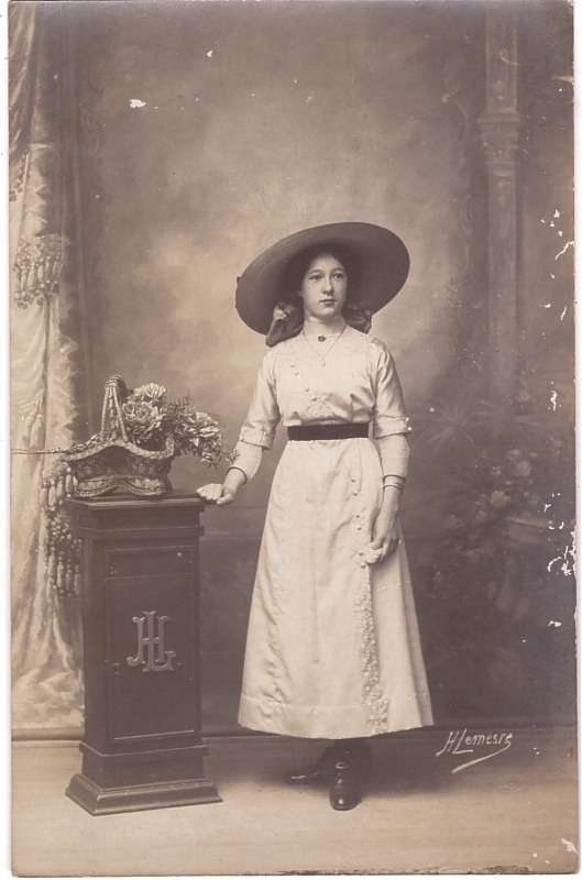 Jeune femme coiffée d'un grand chapeau