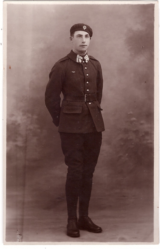 Soldat de l'aéronautique militaire (portrait en pied)