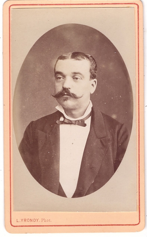 Homme avec une belle moustache