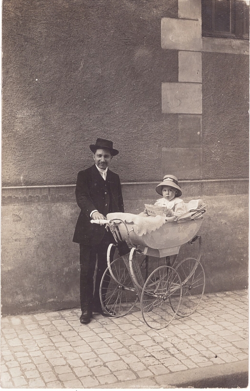 Un père heureux devant un landau