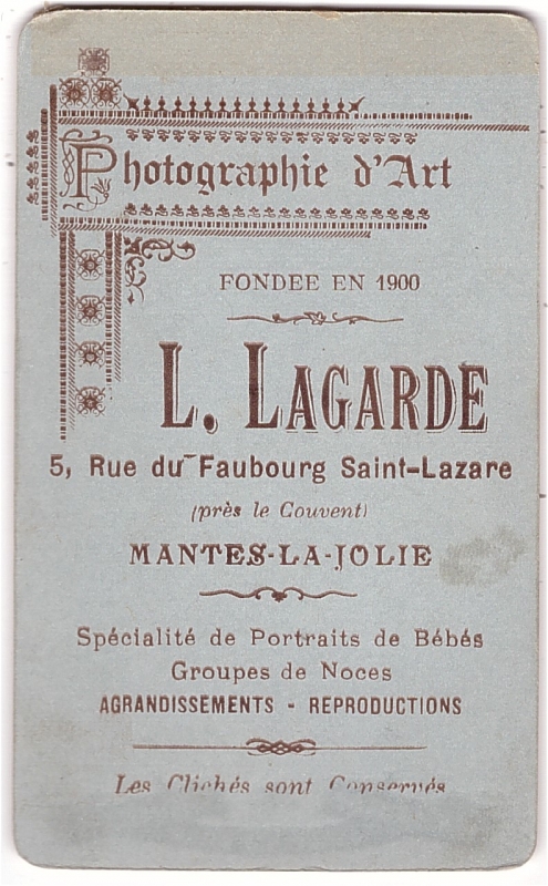 Jeune femme coiffée d'un chapeau à plume