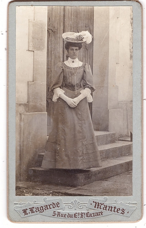 Jeune femme coiffée d'un chapeau à plume