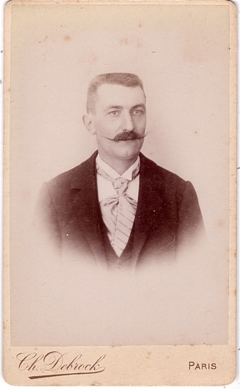 Homme  qui a effilé sa moustache