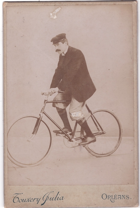 Homme à bicyclette