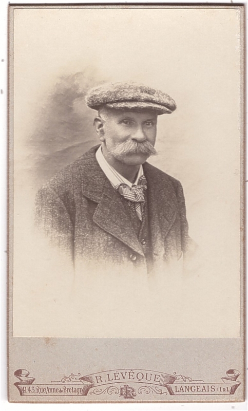 Homme âgé coiffé d'une casquette