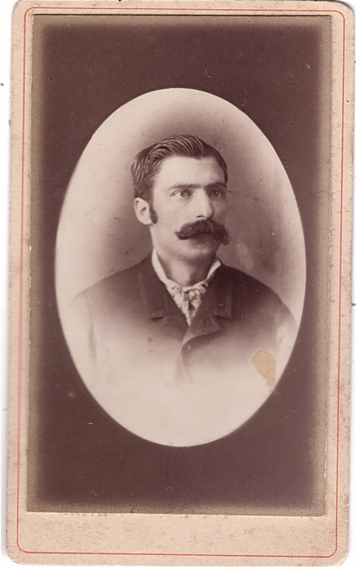 Homme avec une grosse moustache noire