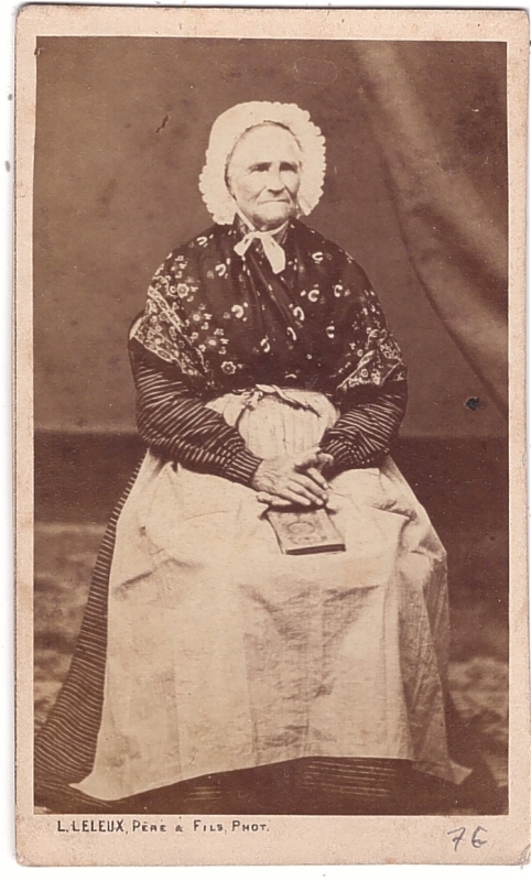 Femme âgée coiffée d'un bonnet de dentelle