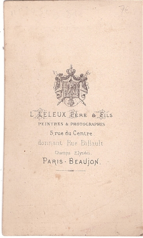 Femme âgée coiffée d'un bonnet de dentelle