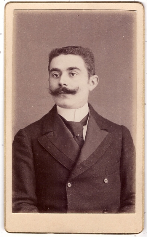 Homme élégant qui prenait soin de sa moustache