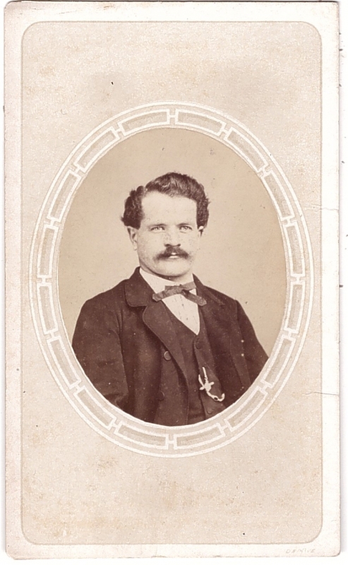 Homme (portrait en médaillon)