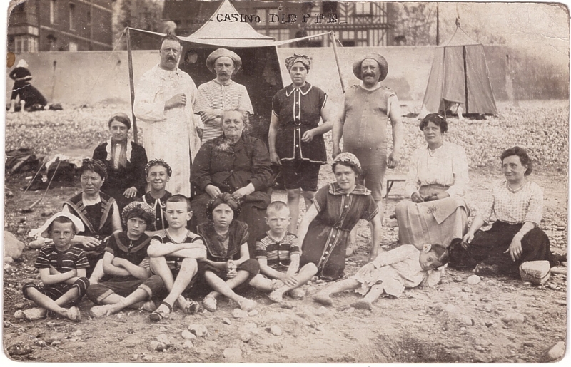 Estivants sur la plage de Dieppe