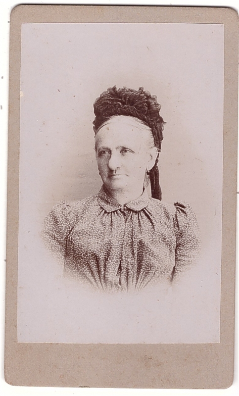 Femme en buste de trois-quarts