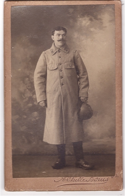 Poilu tenant son casque à la main.