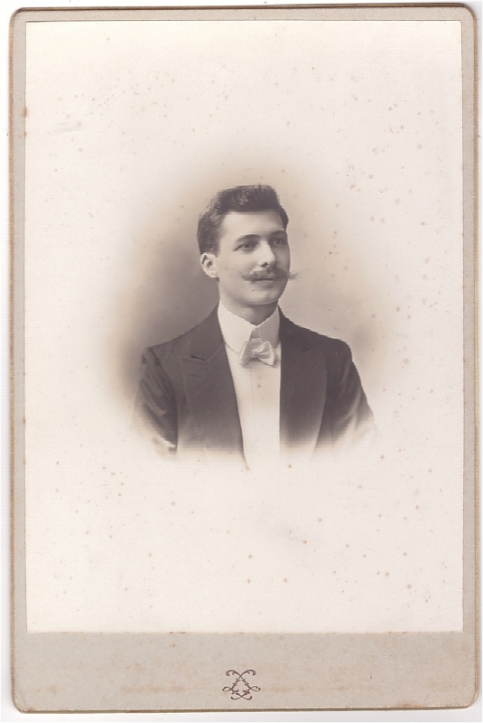 Homme jeune très élégant