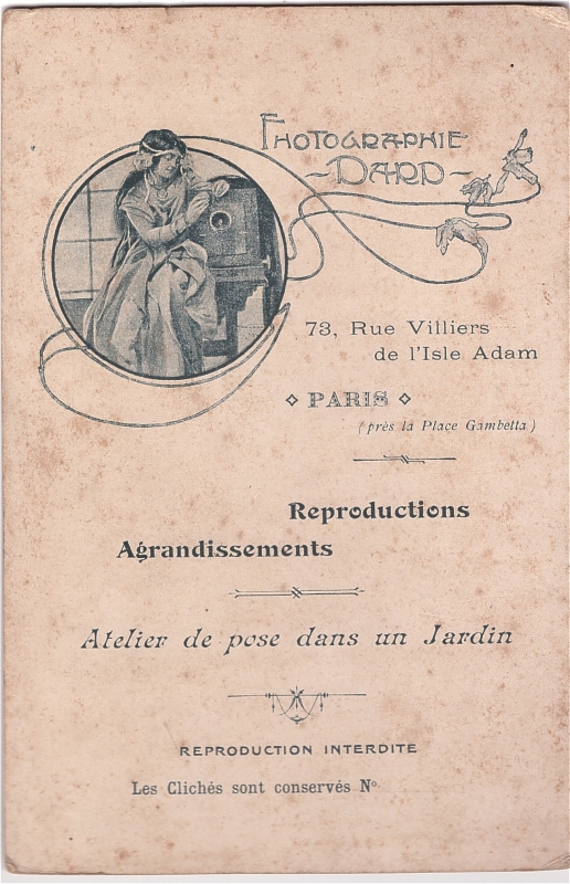 Femme accoudée à une sellette
