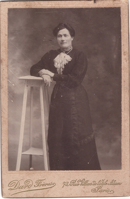 Femme accoudée à une sellette
