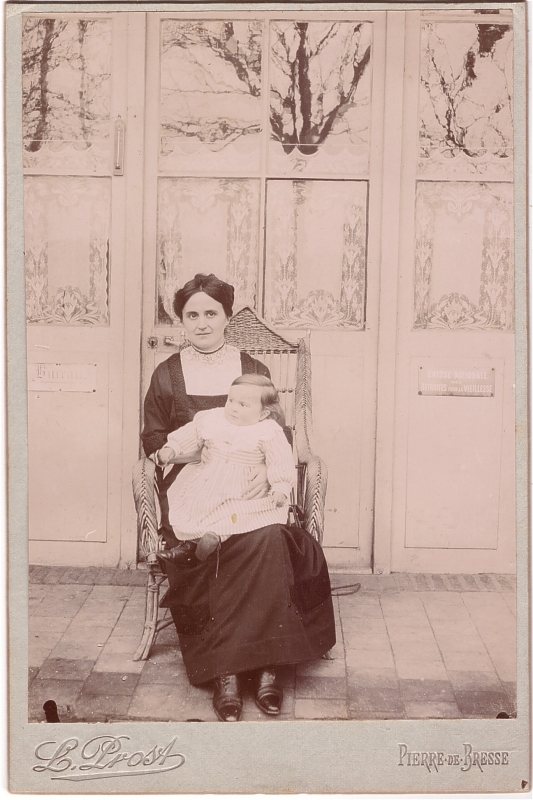 Femme posant avec son enfant
