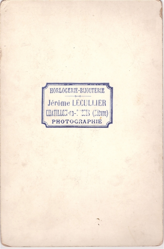 Femme posant avec son parapluie replié