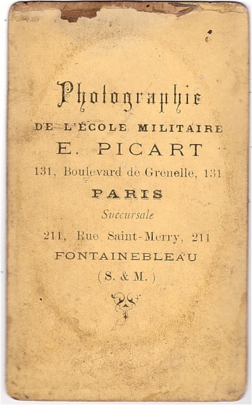 Homme en buste bras croisés
