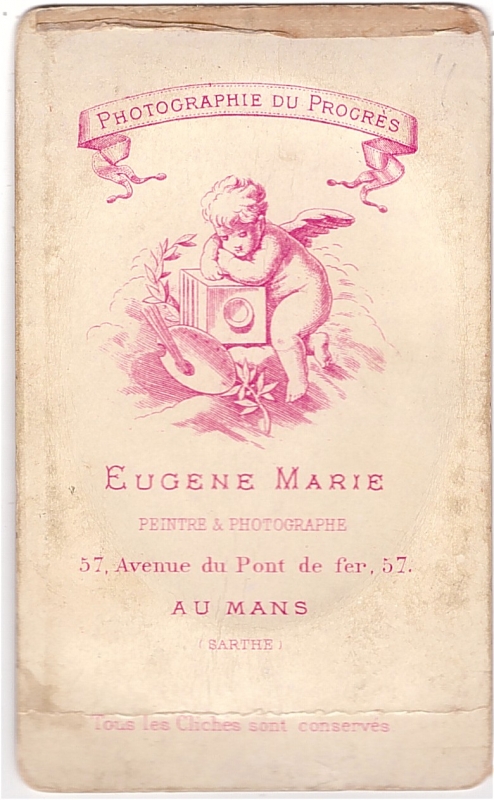 Homme aux cheveux frisés