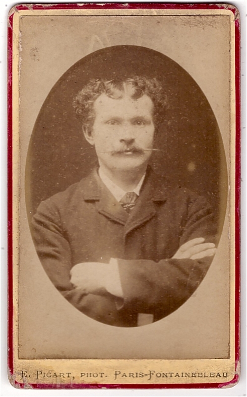 Homme en buste bras croisés
