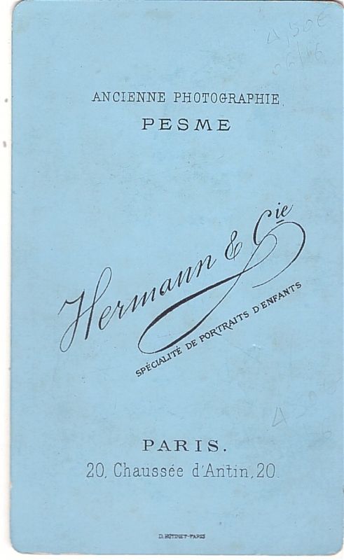 Garçon vêtu d'une vareuse de marin