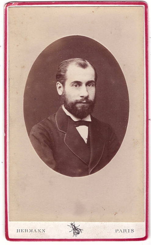 Homme avec une barbe noire