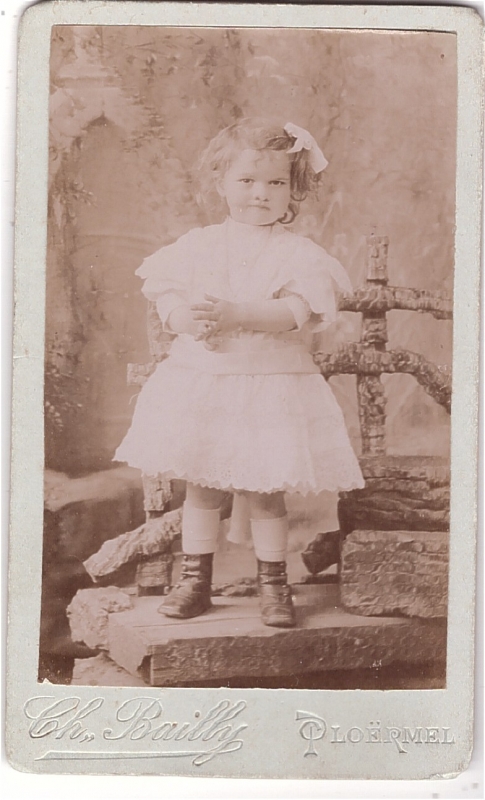 Fillette en robe blanche