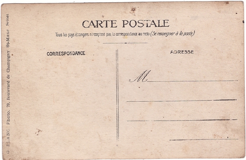 Famille posant devant sa maison