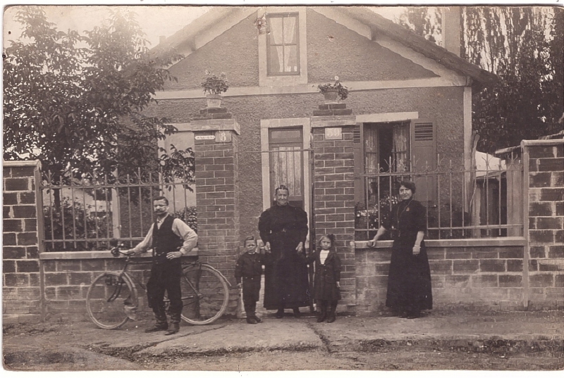 Famille posant devant sa maison