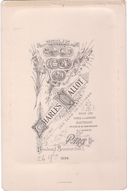 Nourrice tenant un bébé dans ses bras