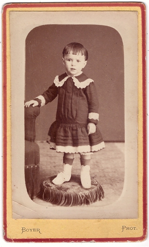 Enfant posant debout