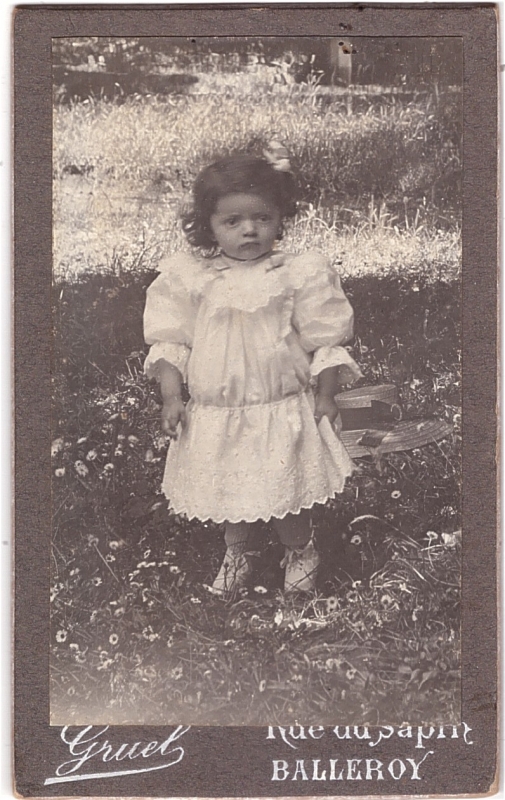 Fillette dans un jardin