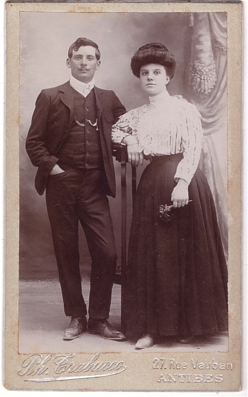 Couple posant debout