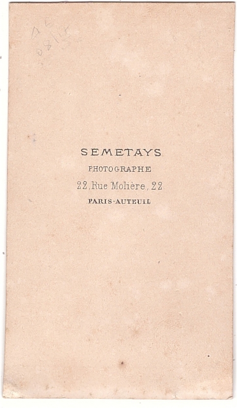 Homme debout une main dans la poche