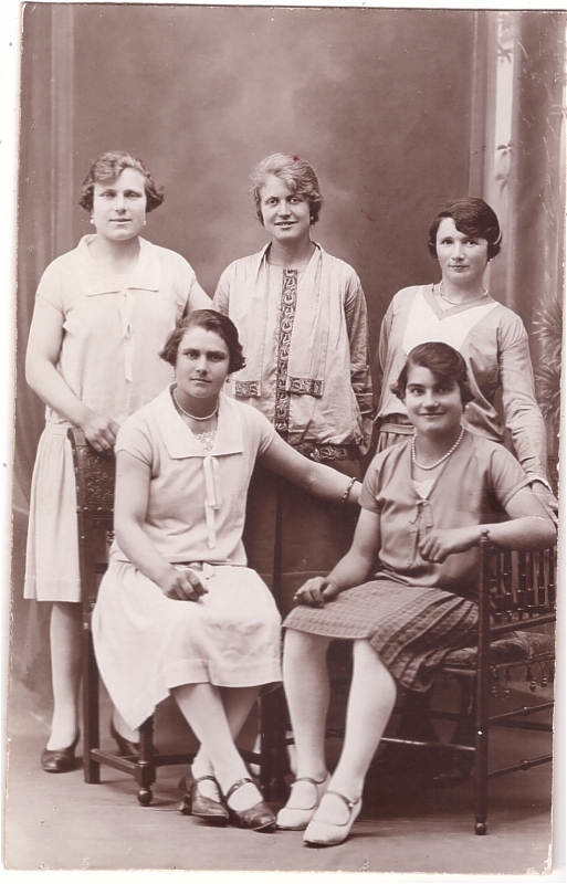 Cinq femmes posant en atelier