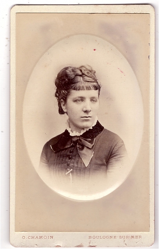 Jeune femme non identifiée