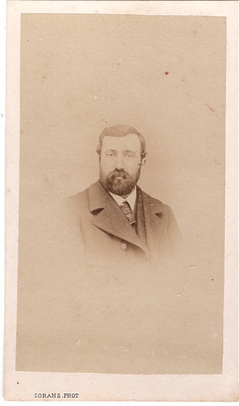 Homme à la barbe noire