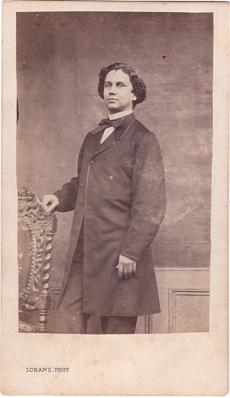 Homme jeune  aux cheveux noirs 