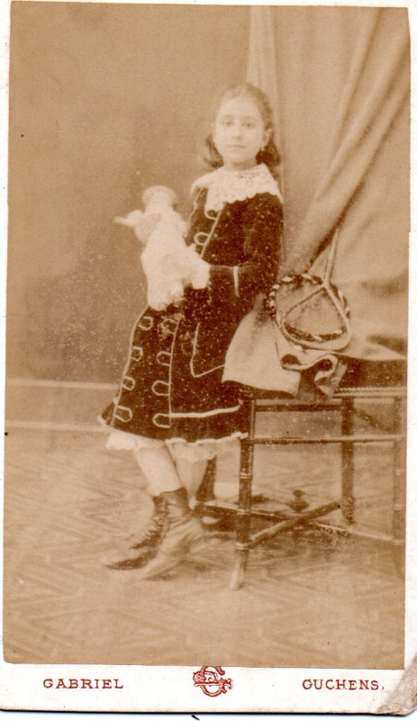 Grande fille avec sa poupée