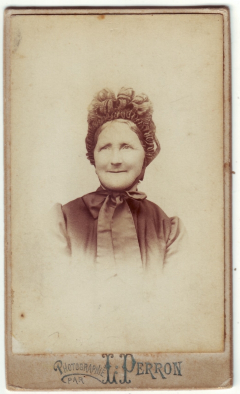 Femme portant une coiffe