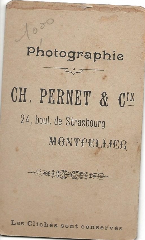 Petit garçon avec une lavallière