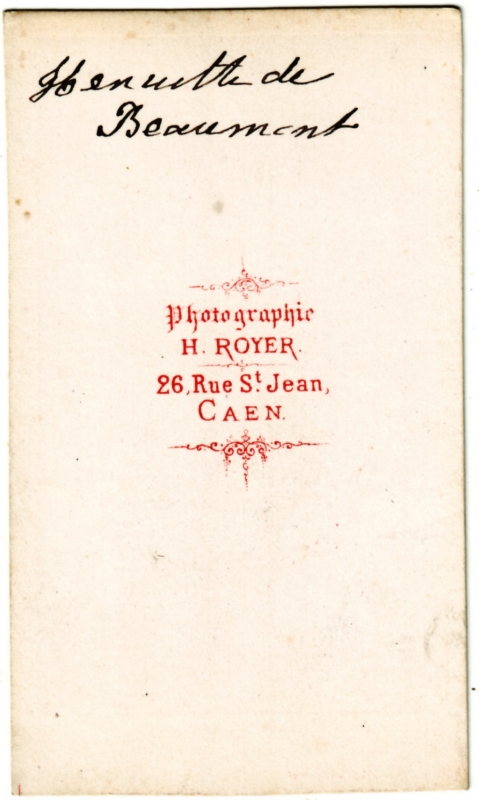 Henriette de Beaumont avec un cerceau