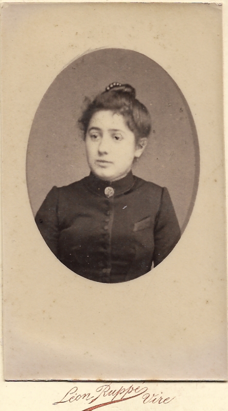 Jeune femme portant une broche accrochée à son collet